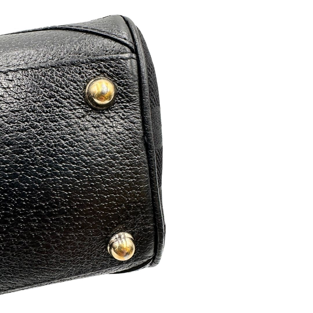 angolo Borsa Gucci in tessuto GG nero con finiture in pelle tono su tono e parti metalliche dorate; munita di doppi manici stondati. Completa di dustbag, di lusso, originale, ottime condizioni.