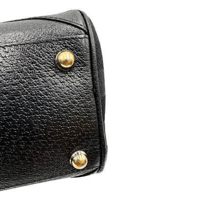 angolo Borsa Gucci in tessuto GG nero con finiture in pelle tono su tono e parti metalliche dorate; munita di doppi manici stondati. Completa di dustbag, di lusso, originale, ottime condizioni.