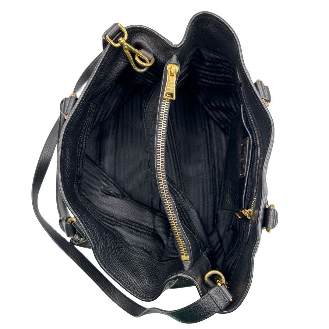 interno Borsa Prada in pelle martellata nera con parti metalliche dorate; munita di una tracolla amovibile e regolabile e doppi manici stondati, di lusso, originale, usata 