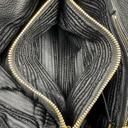interno Borsa Prada in pelle martellata nera con parti metalliche dorate; munita di una tracolla amovibile e regolabile e doppi manici stondati, di lusso, originale, usata 