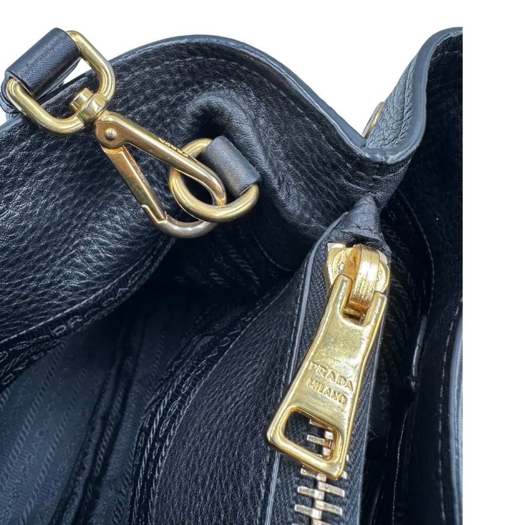 interno Borsa Prada in pelle martellata nera con parti metalliche dorate; munita di una tracolla amovibile e regolabile e doppi manici stondati, di lusso, originale, usata 