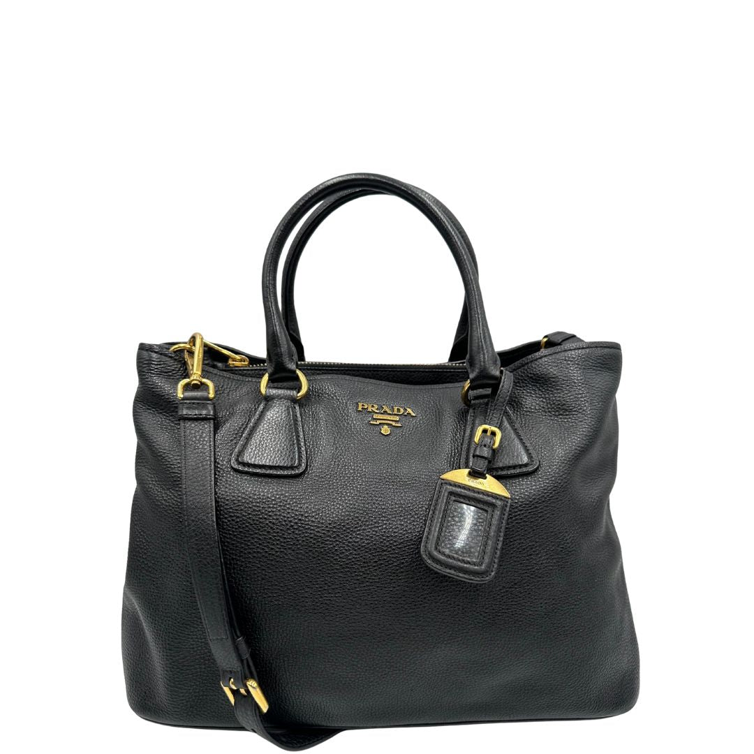front Borsa Prada in pelle martellata nera con parti metalliche dorate; munita di una tracolla amovibile e regolabile e doppi manici stondati, di lusso, originale, usata 