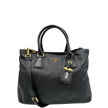 front Borsa Prada in pelle martellata nera con parti metalliche dorate; munita di una tracolla amovibile e regolabile e doppi manici stondati, di lusso, originale, usata 