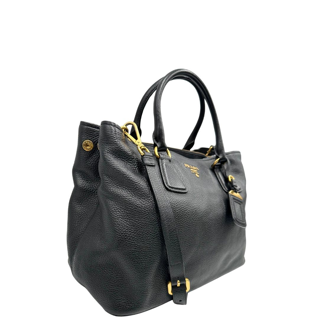 lato Borsa Prada in pelle martellata nera con parti metalliche dorate; munita di una tracolla amovibile e regolabile e doppi manici stondati, di lusso, originale, usata 