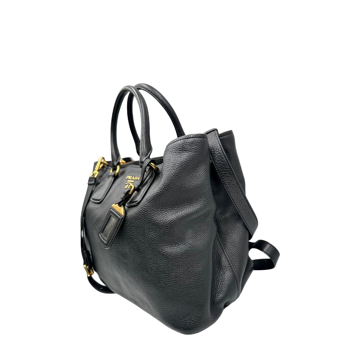 lato Borsa Prada in pelle martellata nera con parti metalliche dorate; munita di una tracolla amovibile e regolabile e doppi manici stondati, di lusso, originale, usata 