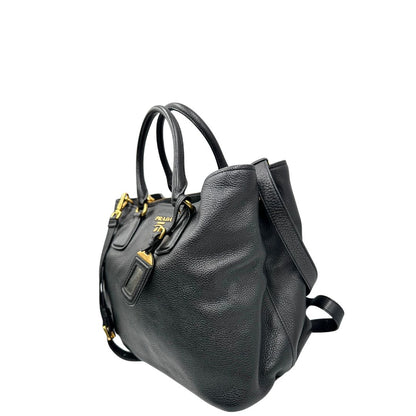 lato Borsa Prada in pelle martellata nera con parti metalliche dorate; munita di una tracolla amovibile e regolabile e doppi manici stondati, di lusso, originale, usata 