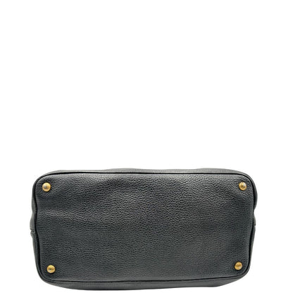 base Borsa Prada in pelle martellata nera con parti metalliche dorate; munita di una tracolla amovibile e regolabile e doppi manici stondati, di lusso, originale, usata 