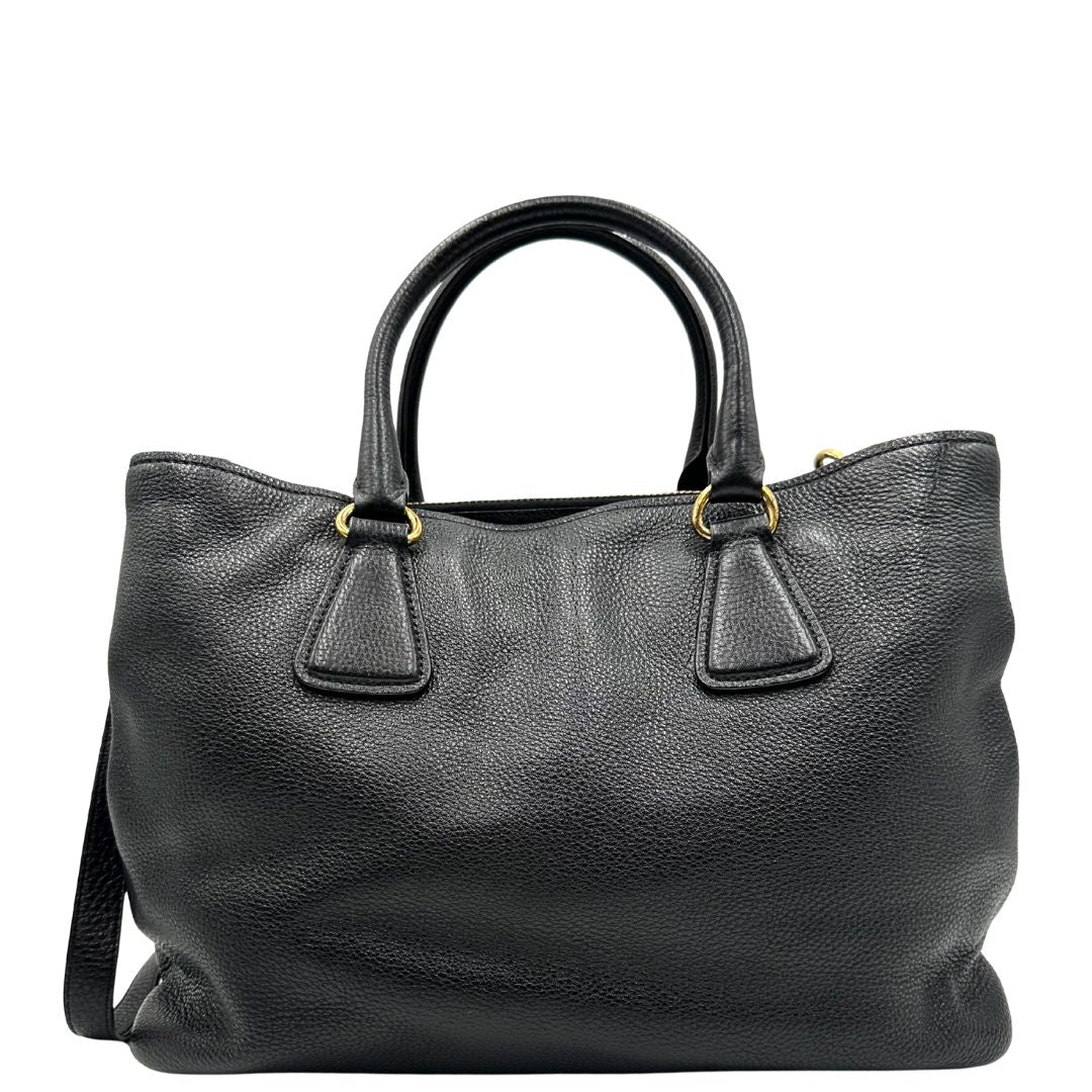 retro Borsa Prada in pelle martellata nera con parti metalliche dorate; munita di una tracolla amovibile e regolabile e doppi manici stondati, di lusso, originale, usata 