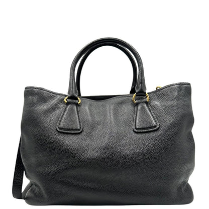 retro Borsa Prada in pelle martellata nera con parti metalliche dorate; munita di una tracolla amovibile e regolabile e doppi manici stondati, di lusso, originale, usata 