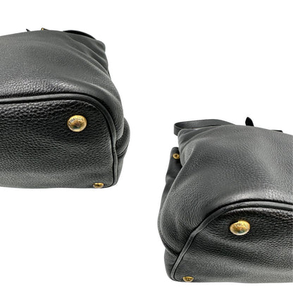 angoli Borsa Prada in pelle martellata nera con parti metalliche dorate; munita di una tracolla amovibile e regolabile e doppi manici stondati, di lusso, originale, usata 