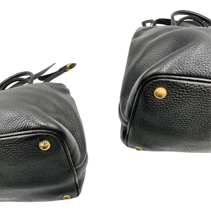 angoli Borsa Prada in pelle martellata nera con parti metalliche dorate; munita di una tracolla amovibile e regolabile e doppi manici stondati, di lusso, originale, usata 