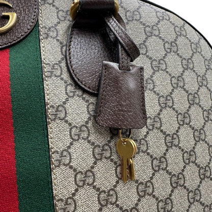 chiavi Borsone Gucci in canvas beige GG con finiture in pelle marroni e parti metalliche color oro anticato; impreziosito da iconica striscia Web rossa e verde; munito di doppi manici stondati e una tracolla amovibile regolabile in tessuto. Completo di dustbag, lucchetto e chiavi, di lusso, originale, ottime condizioni. 