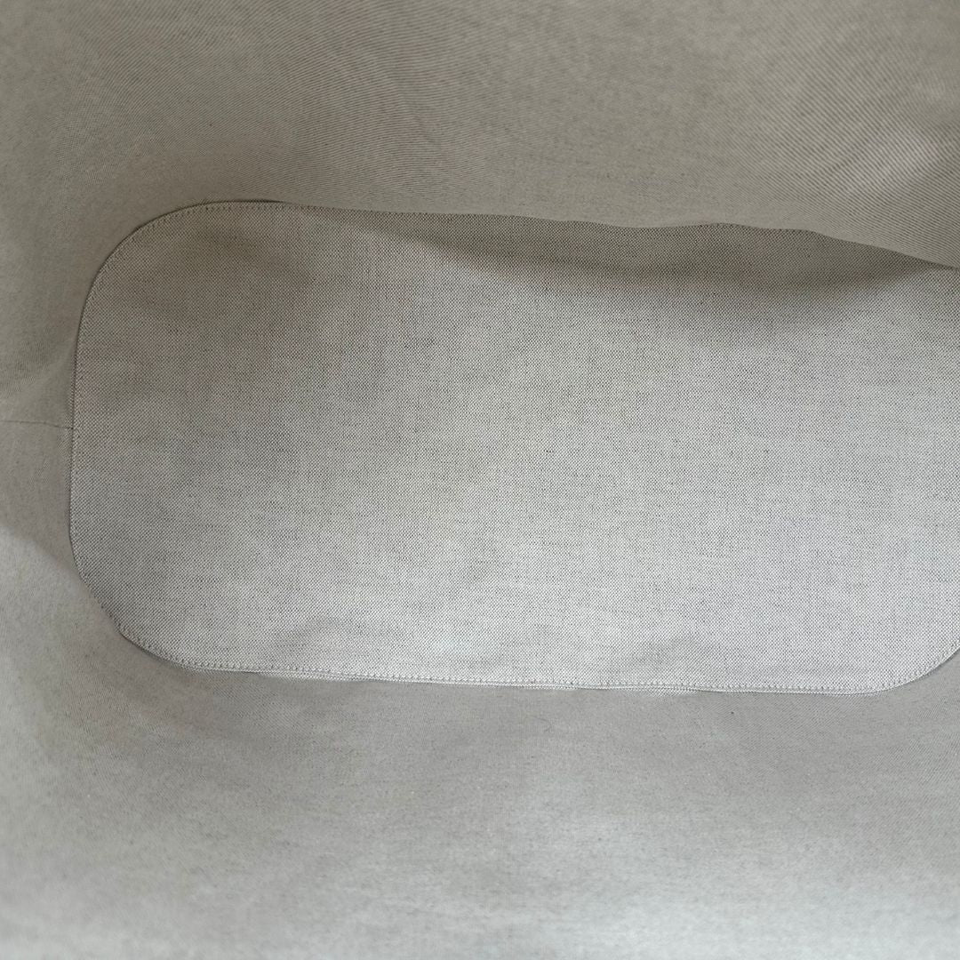 interno Borsone Gucci in canvas beige GG con finiture in pelle marroni e parti metalliche color oro anticato; impreziosito da iconica striscia Web rossa e verde; munito di doppi manici stondati e una tracolla amovibile regolabile in tessuto. Completo di dustbag, lucchetto e chiavi, di lusso, originale, ottime condizioni.  