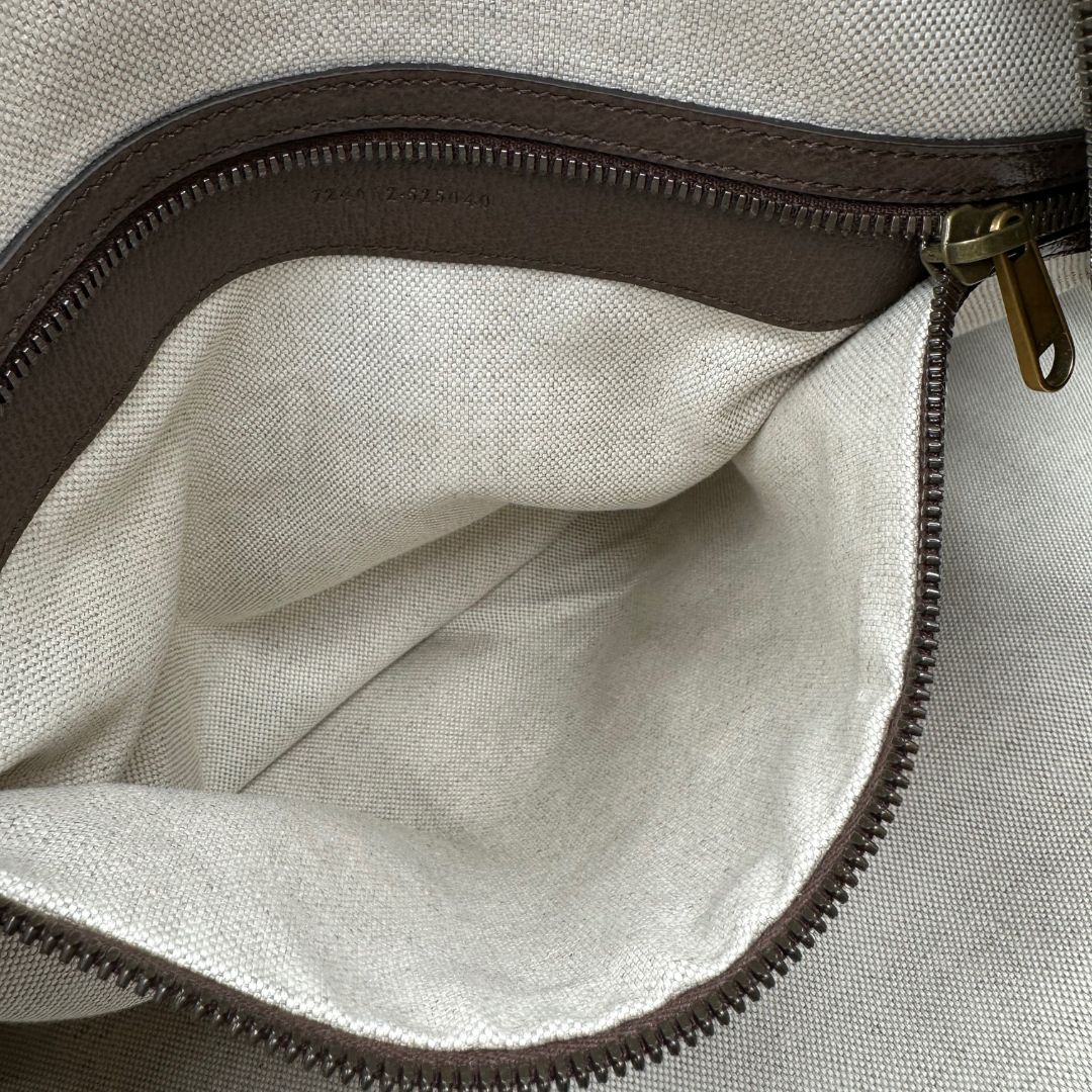 interno Borsone Gucci in canvas beige GG con finiture in pelle marroni e parti metalliche color oro anticato; impreziosito da iconica striscia Web rossa e verde; munito di doppi manici stondati e una tracolla amovibile regolabile in tessuto. Completo di dustbag, lucchetto e chiavi, di lusso, originale, ottime condizioni. 