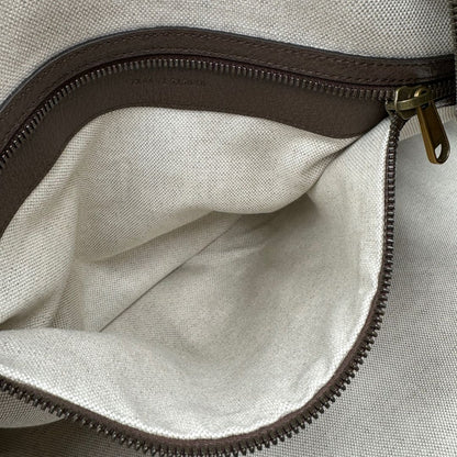 interno Borsone Gucci in canvas beige GG con finiture in pelle marroni e parti metalliche color oro anticato; impreziosito da iconica striscia Web rossa e verde; munito di doppi manici stondati e una tracolla amovibile regolabile in tessuto. Completo di dustbag, lucchetto e chiavi, di lusso, originale, ottime condizioni. 