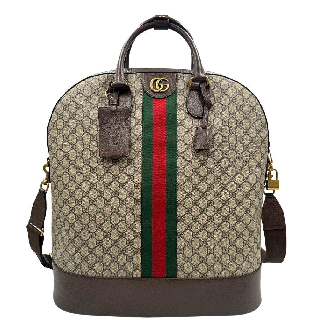front Borsone Gucci in canvas beige GG con finiture in pelle marroni e parti metalliche color oro anticato; impreziosito da iconica striscia Web rossa e verde; munito di doppi manici stondati e una tracolla amovibile regolabile in tessuto. Completo di dustbag, lucchetto e chiavi, di lusso, originale, ottime condizioni. 