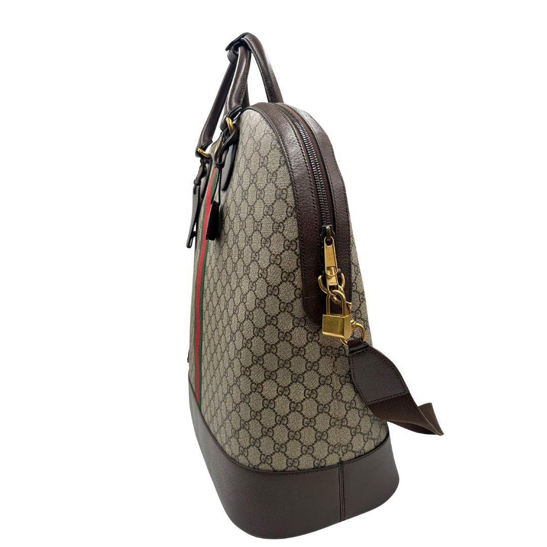 lato Borsone Gucci in canvas beige GG con finiture in pelle marroni e parti metalliche color oro anticato; impreziosito da iconica striscia Web rossa e verde; munito di doppi manici stondati e una tracolla amovibile regolabile in tessuto. Completo di dustbag, lucchetto e chiavi, di lusso, originale, ottime condizioni. 