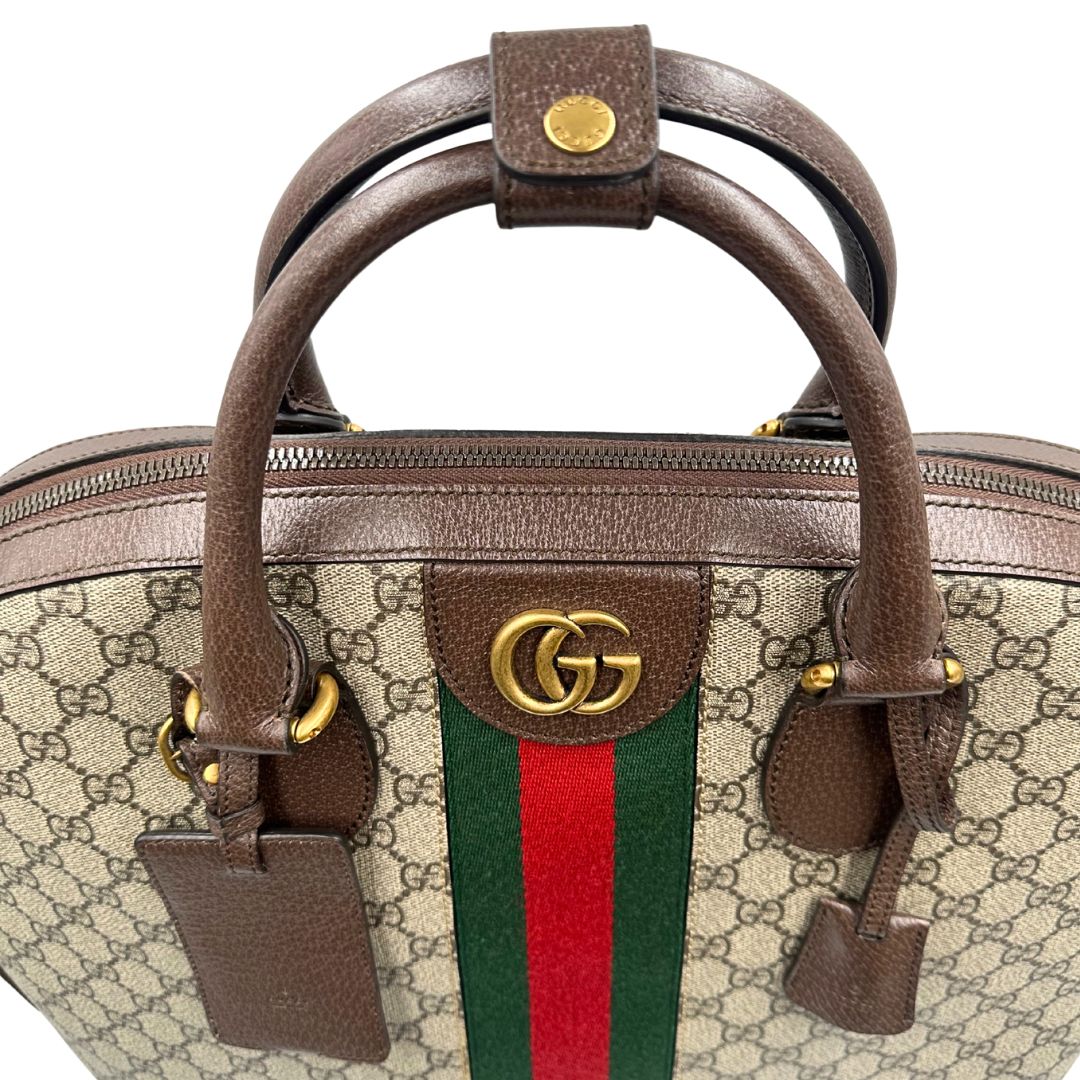 manici Borsone Gucci in canvas beige GG con finiture in pelle marroni e parti metalliche color oro anticato; impreziosito da iconica striscia Web rossa e verde; munito di doppi manici stondati e una tracolla amovibile regolabile in tessuto. Completo di dustbag, lucchetto e chiavi, di lusso, originale, ottime condizioni. 