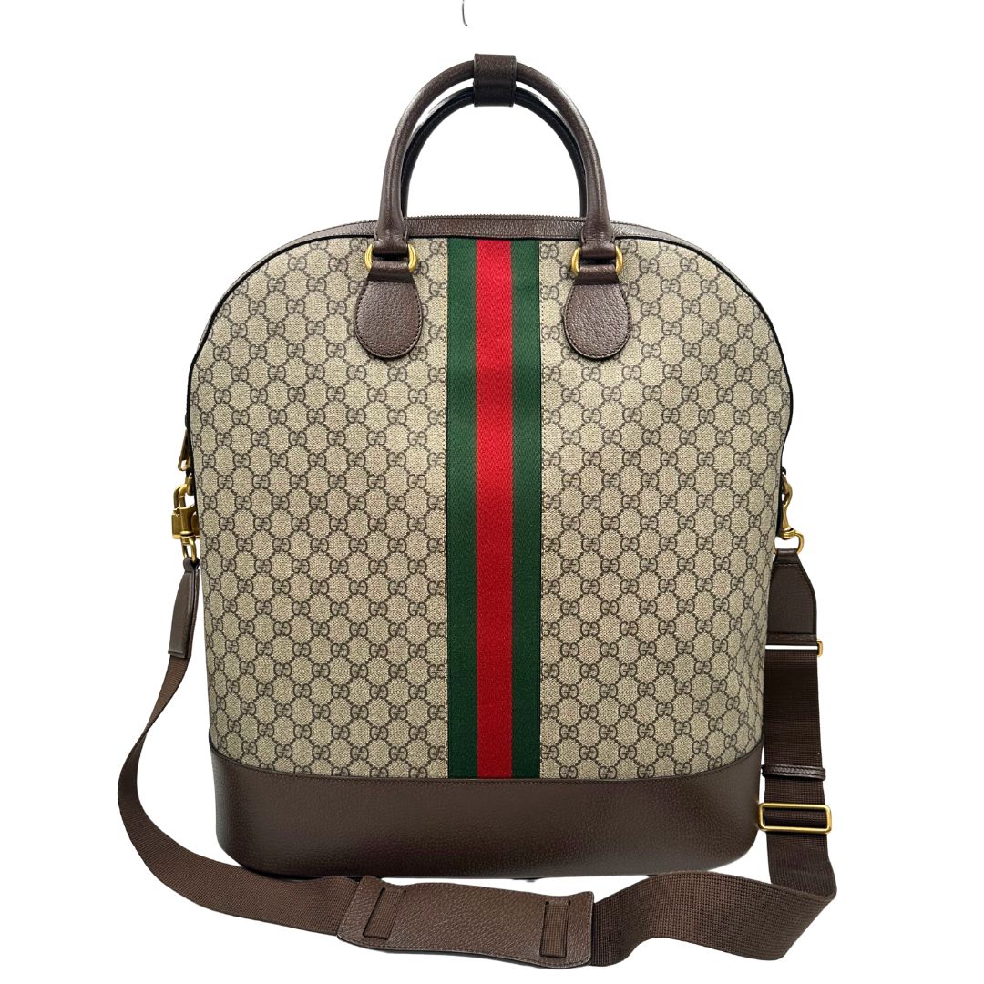 retro Borsone Gucci in canvas beige GG con finiture in pelle marroni e parti metalliche color oro anticato; impreziosito da iconica striscia Web rossa e verde; munito di doppi manici stondati e una tracolla amovibile regolabile in tessuto. Completo di dustbag, lucchetto e chiavi, di lusso, originale, ottime condizioni. 