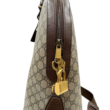 lucchetto Borsone Gucci in canvas beige GG con finiture in pelle marroni e parti metalliche color oro anticato; impreziosito da iconica striscia Web rossa e verde; munito di doppi manici stondati e una tracolla amovibile regolabile in tessuto. Completo di dustbag, lucchetto e chiavi, di lusso, originale, ottime condizioni. 