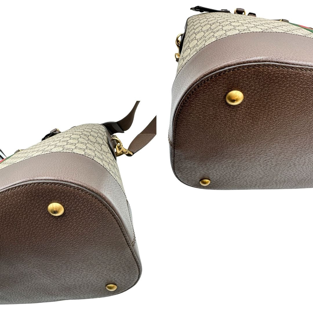 angoli Borsone Gucci in canvas beige GG con finiture in pelle marroni e parti metalliche color oro anticato; impreziosito da iconica striscia Web rossa e verde; munito di doppi manici stondati e una tracolla amovibile regolabile in tessuto. Completo di dustbag, lucchetto e chiavi, di lusso, originale, ottime condizioni. 