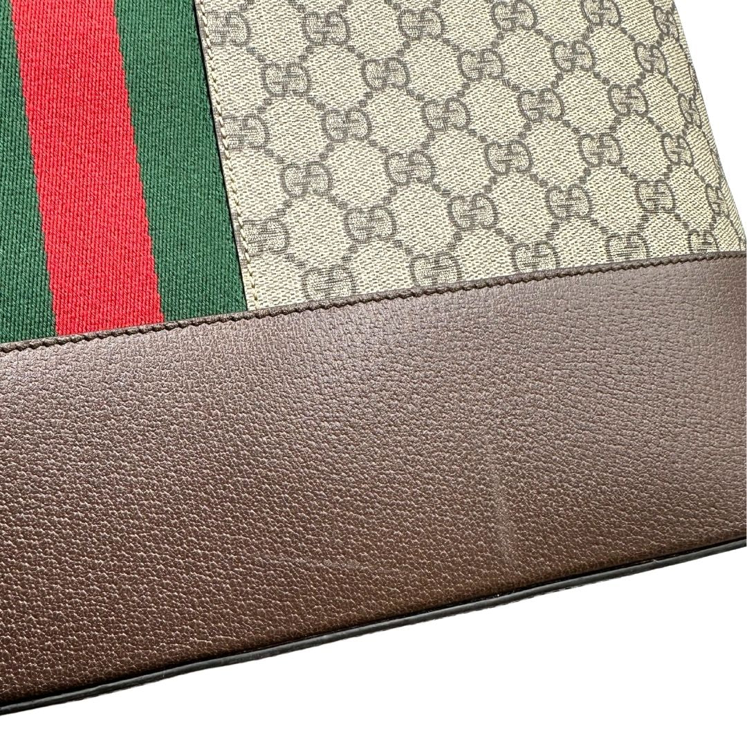 PELLAME Borsone Gucci in canvas beige GG con finiture in pelle marroni e parti metalliche color oro anticato; impreziosito da iconica striscia Web rossa e verde; munito di doppi manici stondati e una tracolla amovibile regolabile in tessuto. Completo di dustbag, lucchetto e chiavi, di lusso, originale, ottime condizioni. 
