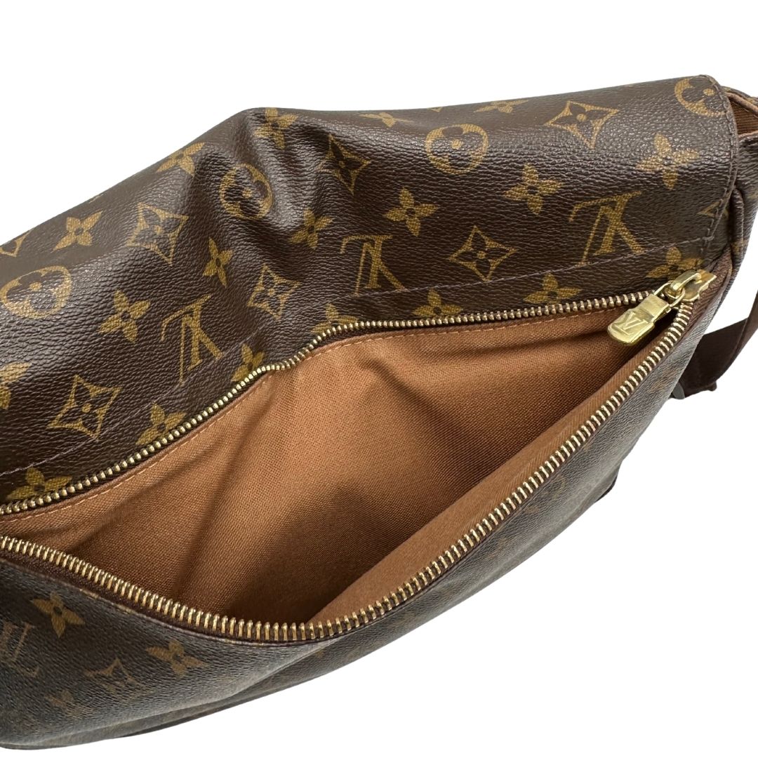 interno Cartella Louis Vuitton in canvas marrone monogram e parti metalliche dorate. Munita di una tracolla in tessuto regolabile, di lusso, originale, ottime condizioni, usata.