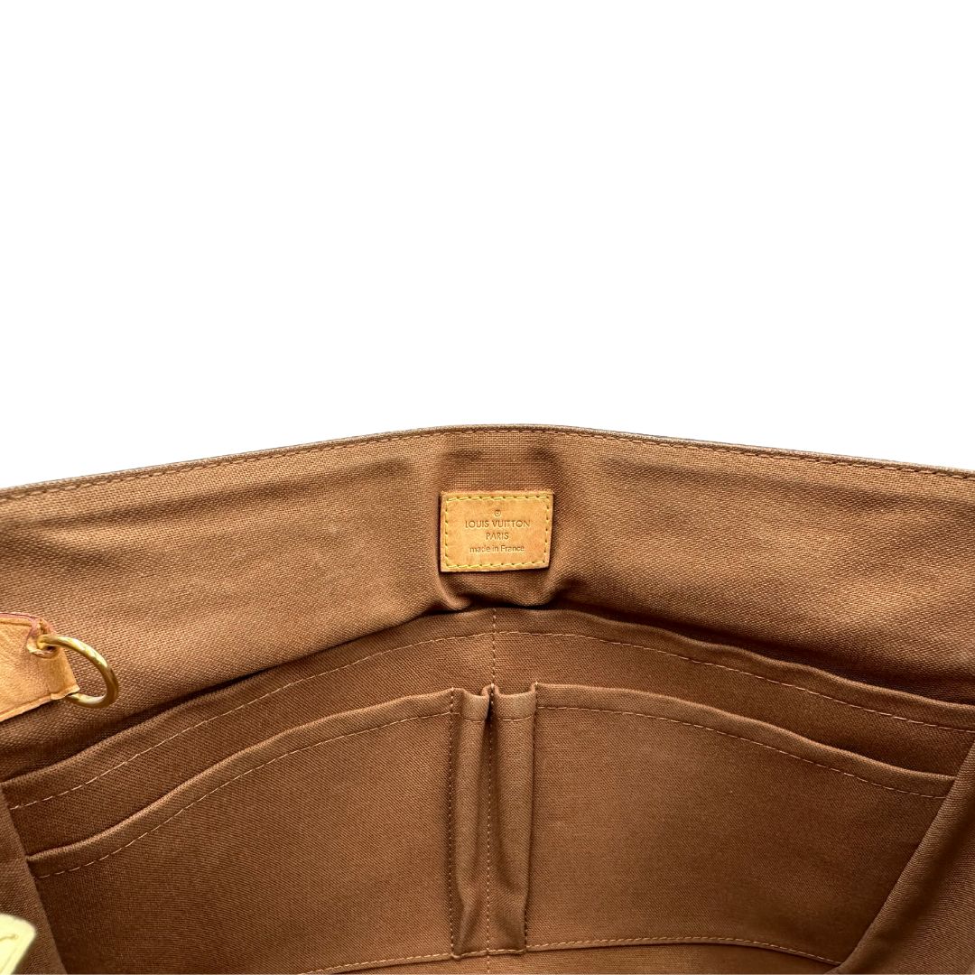 interno Cartella Louis Vuitton in canvas marrone monogram e parti metalliche dorate. Munita di una tracolla in tessuto regolabile, di lusso, originale, ottime condizioni, usata.