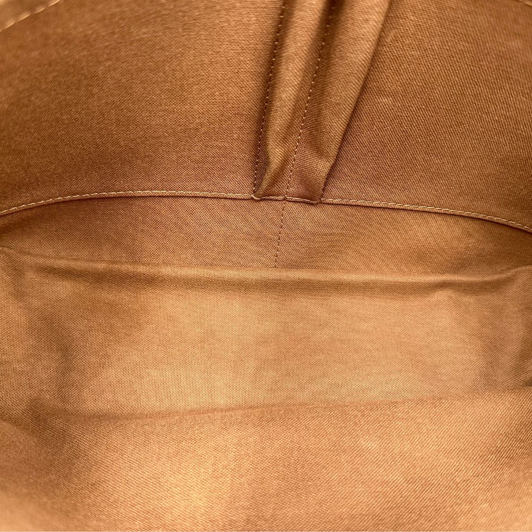 interno Cartella Louis Vuitton in canvas marrone monogram e parti metalliche dorate. Munita di una tracolla in tessuto regolabile, di lusso, originale, ottime condizioni, usata.