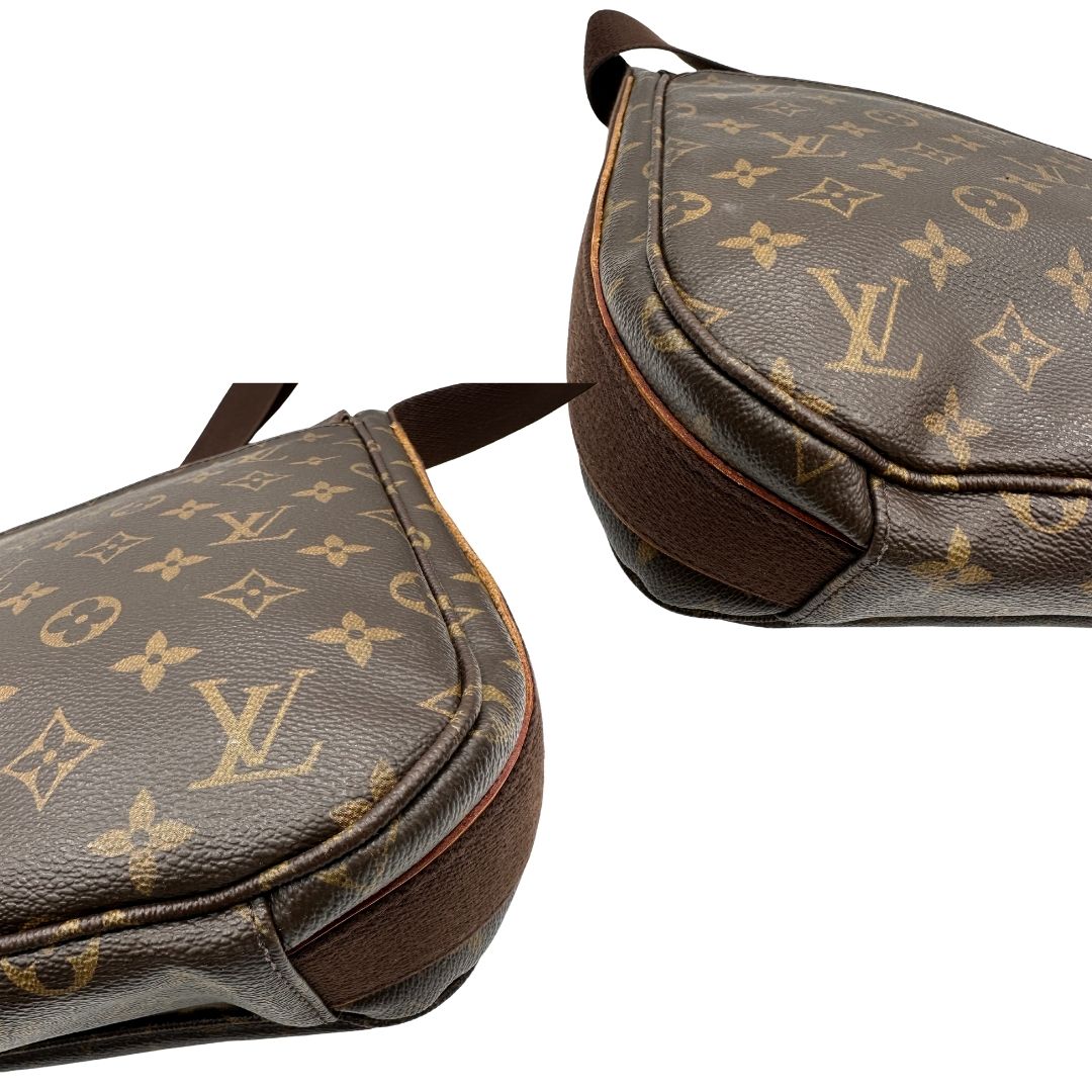 angoli Cartella Louis Vuitton in canvas marrone monogram e parti metalliche dorate. Munita di una tracolla in tessuto regolabile, di lusso, originale, ottime condizioni, usata. 