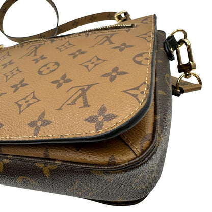 angolo Borsa Louis Vuitton Métis in canvas marrone monogram reverse con parti metalliche dorate; munita di un manico singolo e una tracolla amovibile e regolabile. Completa di scatola, di lusso, originale, ottime condizioni, usata. 