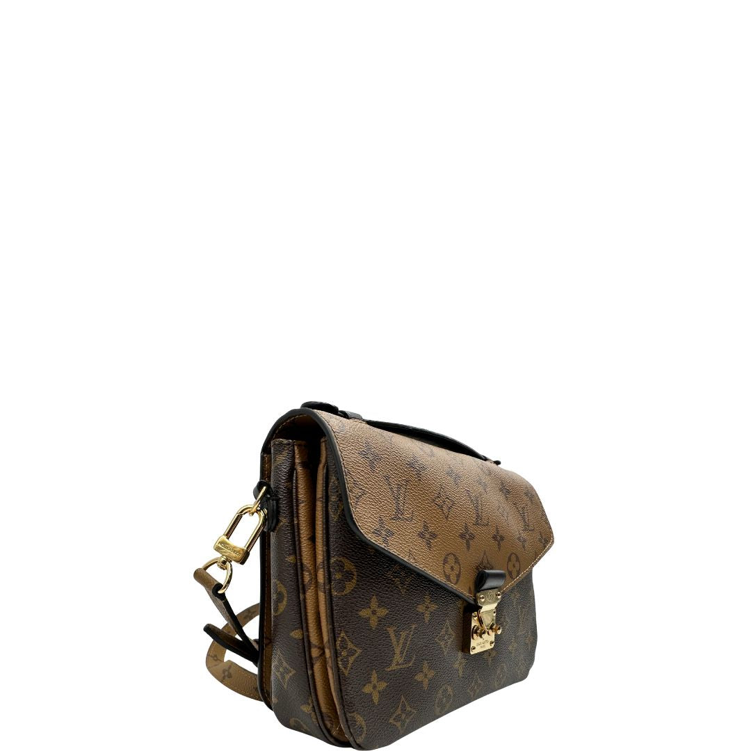lato Borsa Louis Vuitton Métis in canvas marrone monogram reverse con parti metalliche dorate; munita di un manico singolo e una tracolla amovibile e regolabile. Completa di scatola, di lusso, originale, ottime condizioni, usata. 