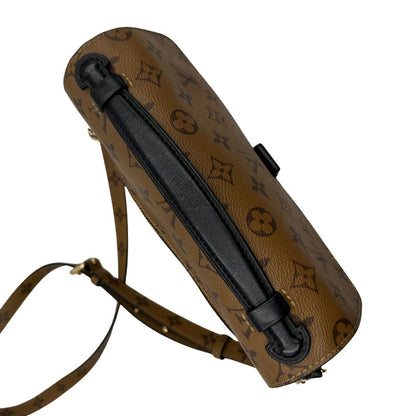 manico Borsa Louis Vuitton Métis in canvas marrone monogram reverse con parti metalliche dorate; munita di un manico singolo e una tracolla amovibile e regolabile. Completa di scatola, di lusso, originale, ottime condizioni, usata. 