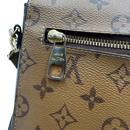 Borsa Louis Vuitton Métis in canvas marrone monogram reverse con parti metalliche dorate; munita di un manico singolo e una tracolla amovibile e regolabile. Completa di scatola, di lusso, originale, ottime condizioni, usata. 