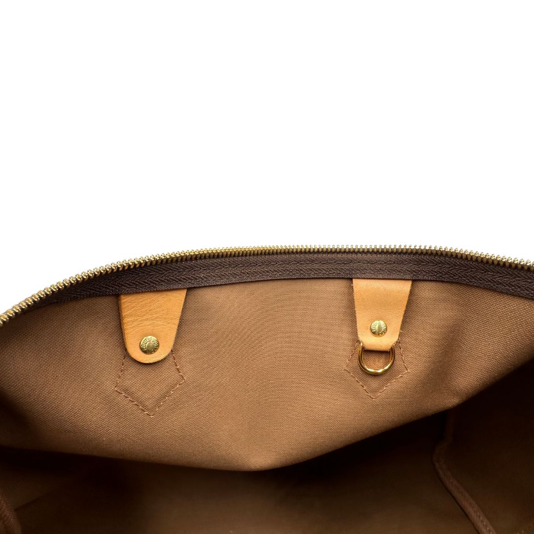 interno Borsa Speedy 35 in canvas marrone monogram con finiture in vacchetta naturale e parti metalliche dorate; munita di doppi manici stondati e una tracolla amovibile e regolabile. Completa di corredo, lucchetto e chiavi, di lusso, originale, ottime condizioni. 