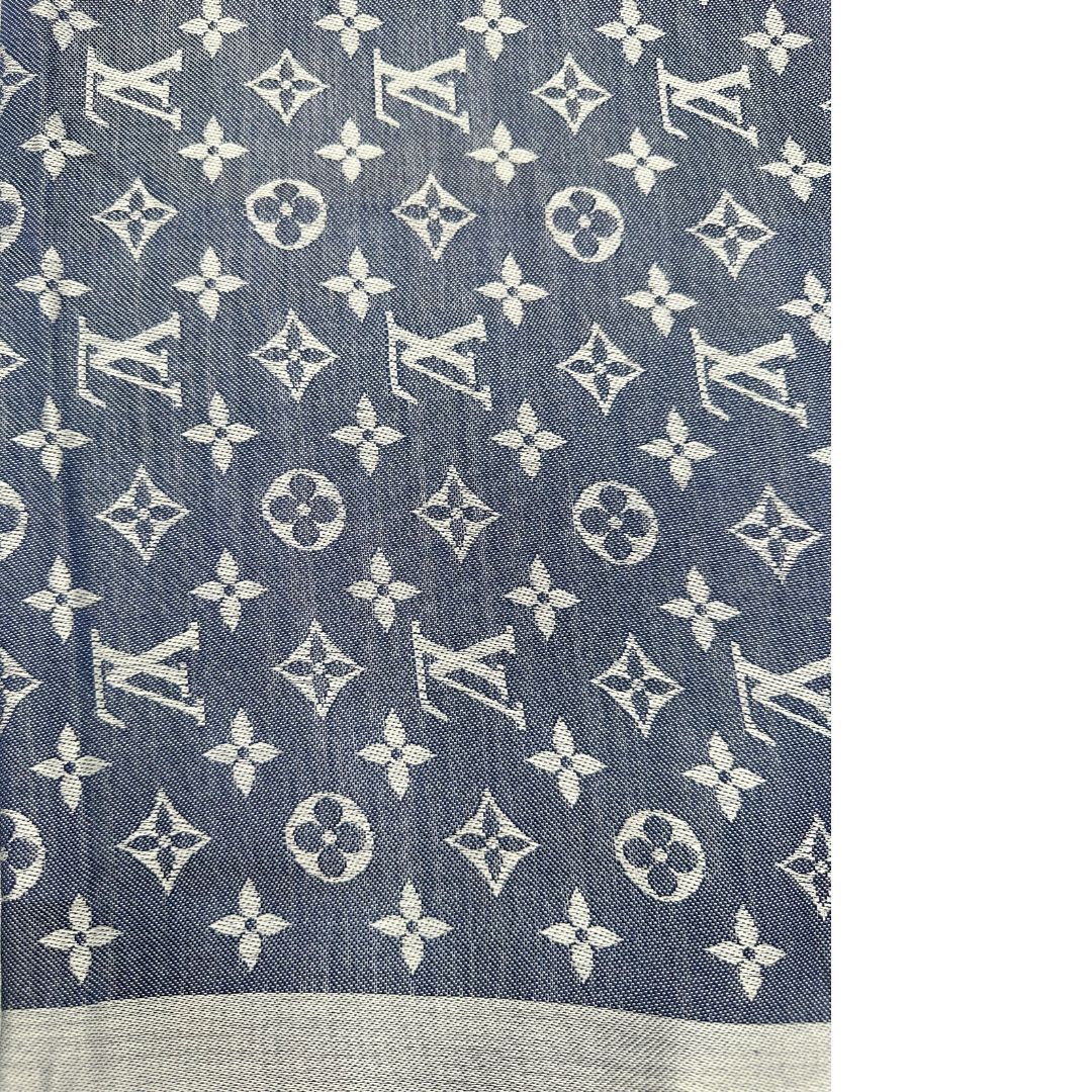 Stola Louis Vuitton in 60% lana e 40% seta bicolore blu e grigio, con trama monogram e bordi sfrangiati. Completa di scatola. Originale, usata, di lusso, in condizioni eccellenti.