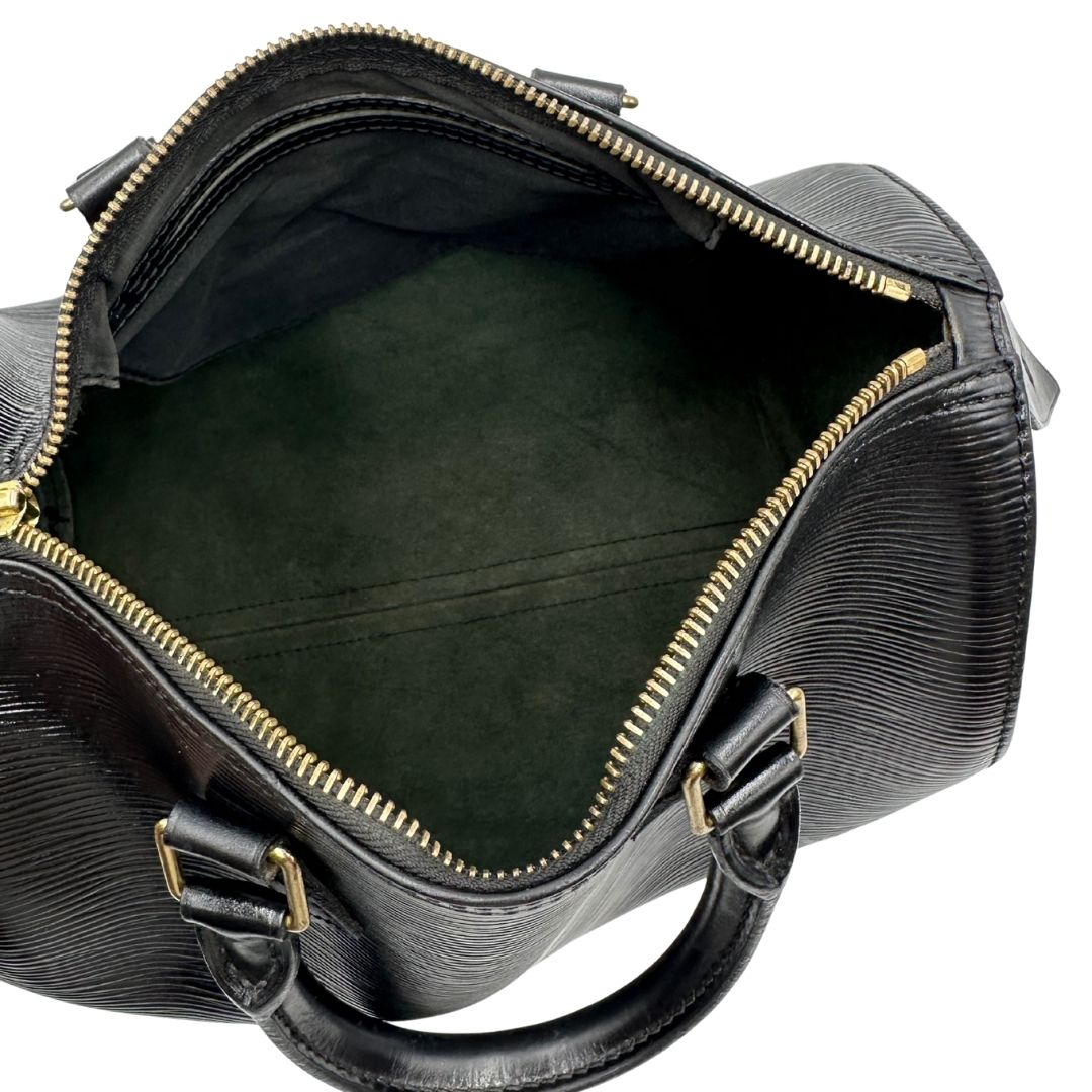 interni Borsa Louis Vuitton in pelle Epi nera con parti metalliche dorate; munito di doppi manici stondati, da portare a mano, di lusso, originale, ottime condizioni, usata. 