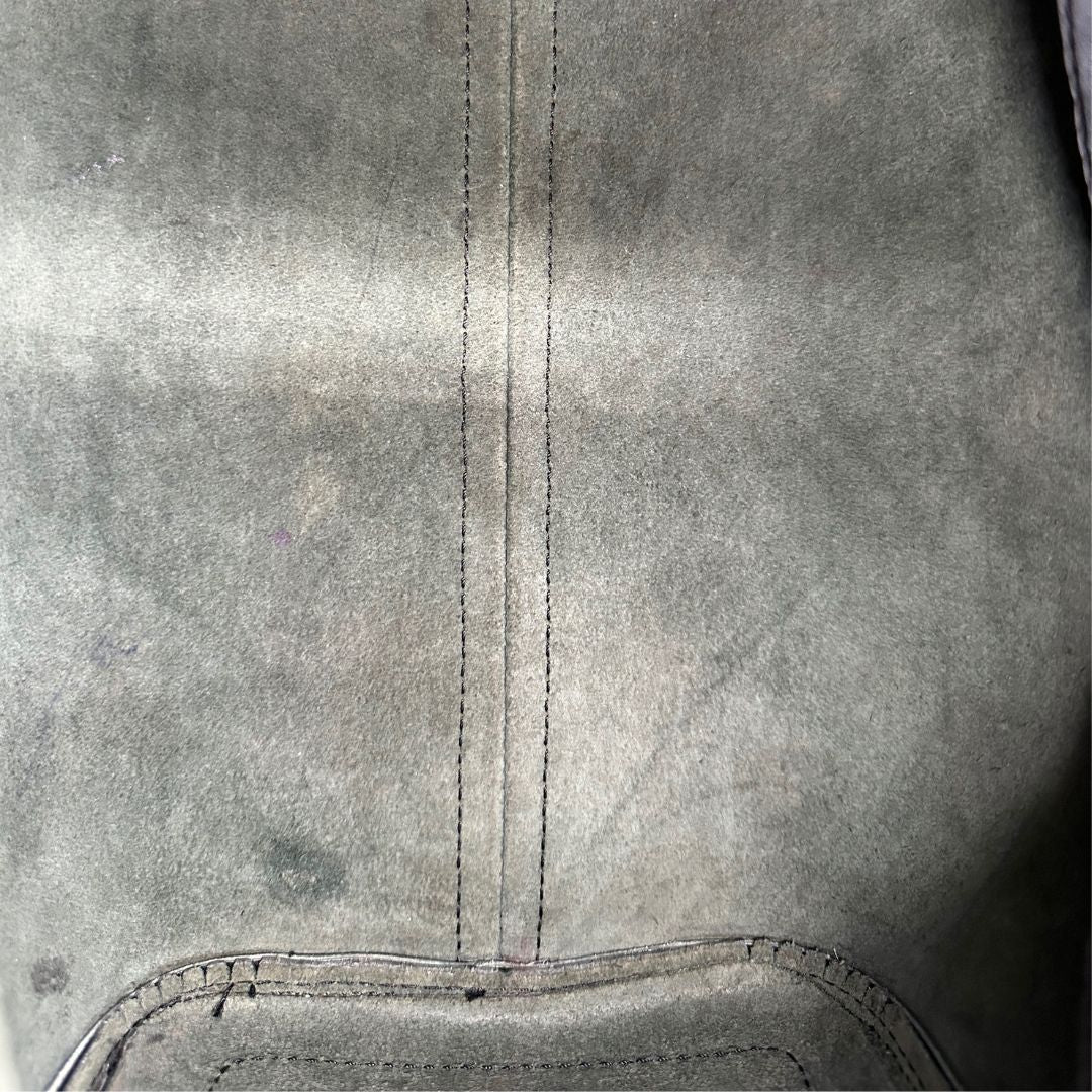 interni Borsa Louis Vuitton in pelle Epi nera con parti metalliche dorate; munito di doppi manici stondati, da portare a mano, di lusso, originale, ottime condizioni, usata. 