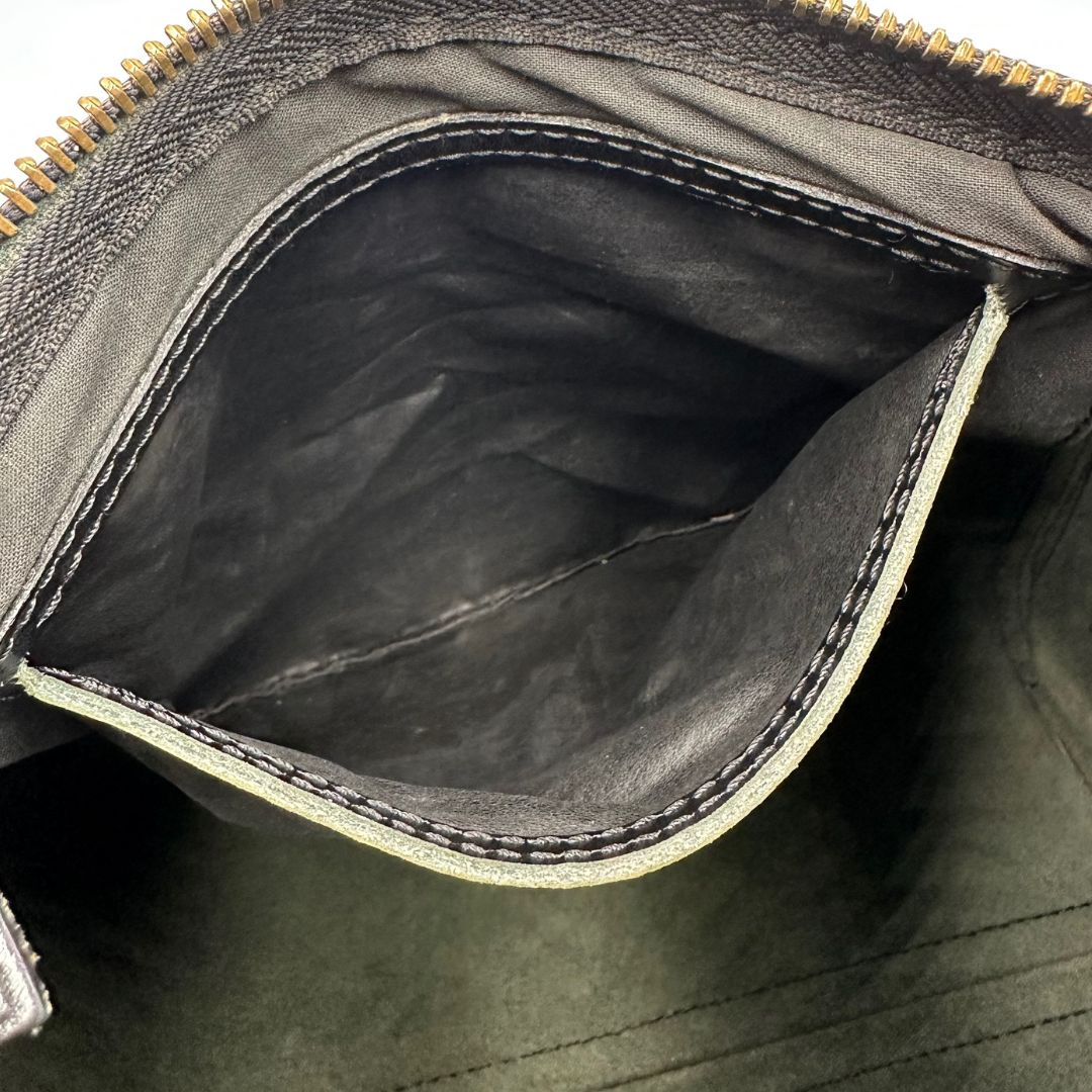 interni Borsa Louis Vuitton in pelle Epi nera con parti metalliche dorate; munito di doppi manici stondati, da portare a mano, di lusso, originale, ottime condizioni, usata. 