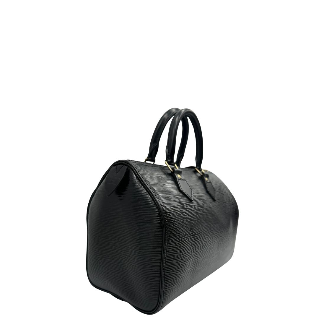 lato Borsa Louis Vuitton in pelle Epi nera con parti metalliche dorate; munito di doppi manici stondati, da portare a mano, di lusso, originale, ottime condizioni, usata. 