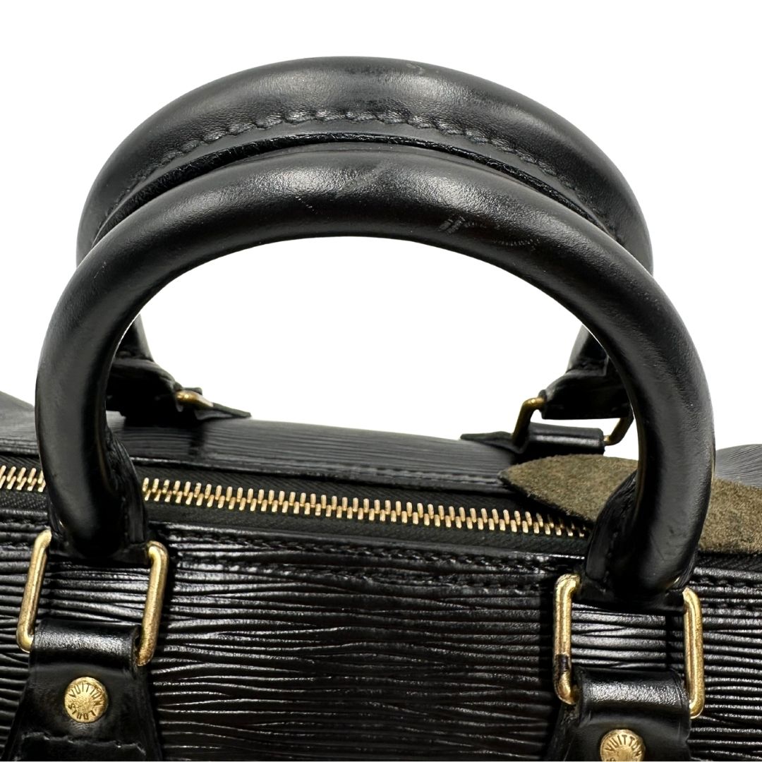 manici Borsa Louis Vuitton in pelle Epi nera con parti metalliche dorate; munito di doppi manici stondati, da portare a mano, di lusso, originale, ottime condizioni, usata. 