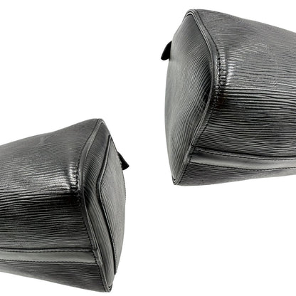 angoli Borsa Louis Vuitton in pelle Epi nera con parti metalliche dorate; munito di doppi manici stondati, da portare a mano, di lusso, originale, ottime condizioni, usata. 