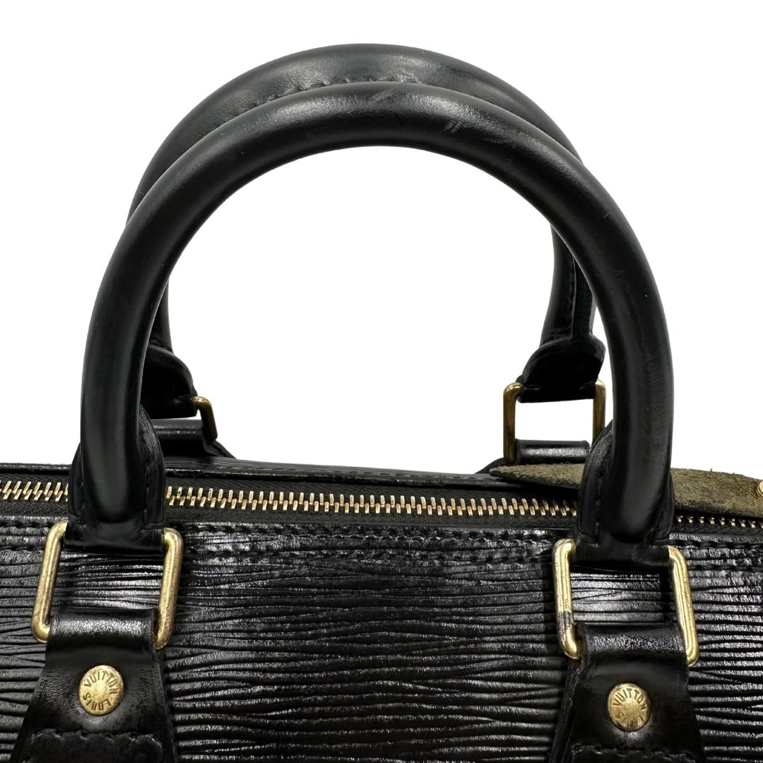 manici Borsa Louis Vuitton in pelle Epi nera con parti metalliche dorate; munito di doppi manici stondati, da portare a mano, di lusso, originale, ottime condizioni, usata. 