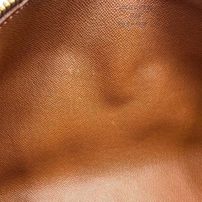 interno Borsa L.V. in canvas marrone monogram con finiture in vacchetta naturale e parti metalliche dorate; munita di doppi manici, indossabile a spalla, di lusso, originale, ottime condizioni, usata. 