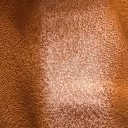 interno Borsa L.V. in canvas marrone monogram con finiture in vacchetta naturale e parti metalliche dorate; munita di doppi manici, indossabile a spalla, di lusso, originale, ottime condizioni, usata. 