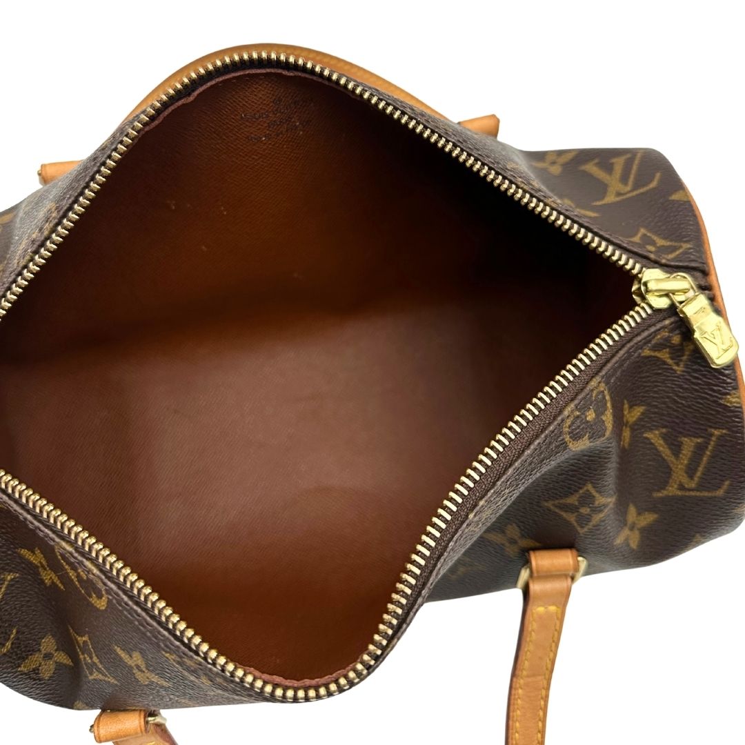 interno Borsa L.V. in canvas marrone monogram con finiture in vacchetta naturale e parti metalliche dorate; munita di doppi manici, indossabile a spalla, di lusso, originale, ottime condizioni, usata. 