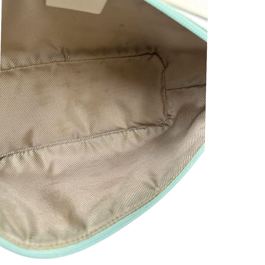 interno  Borsa Gucci in tessuto celeste GG con finiture in pelle bianche e parti metalliche dorate, munita di un manico singolo, di lusso, originale, ottime condizioni. 