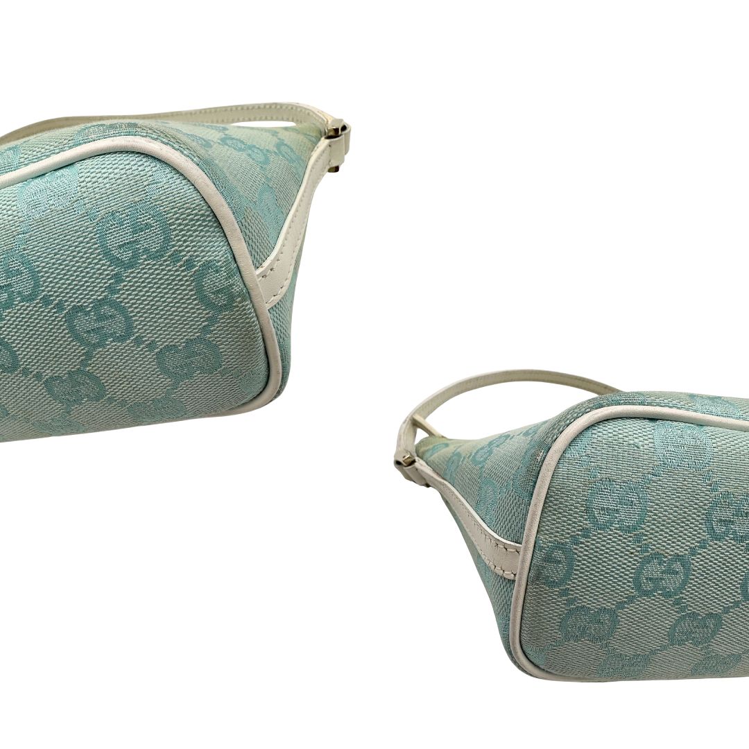 angoli  Borsa Gucci in tessuto celeste GG con finiture in pelle bianche e parti metalliche dorate, munita di un manico singolo, di lusso, originale, ottime condizioni. 