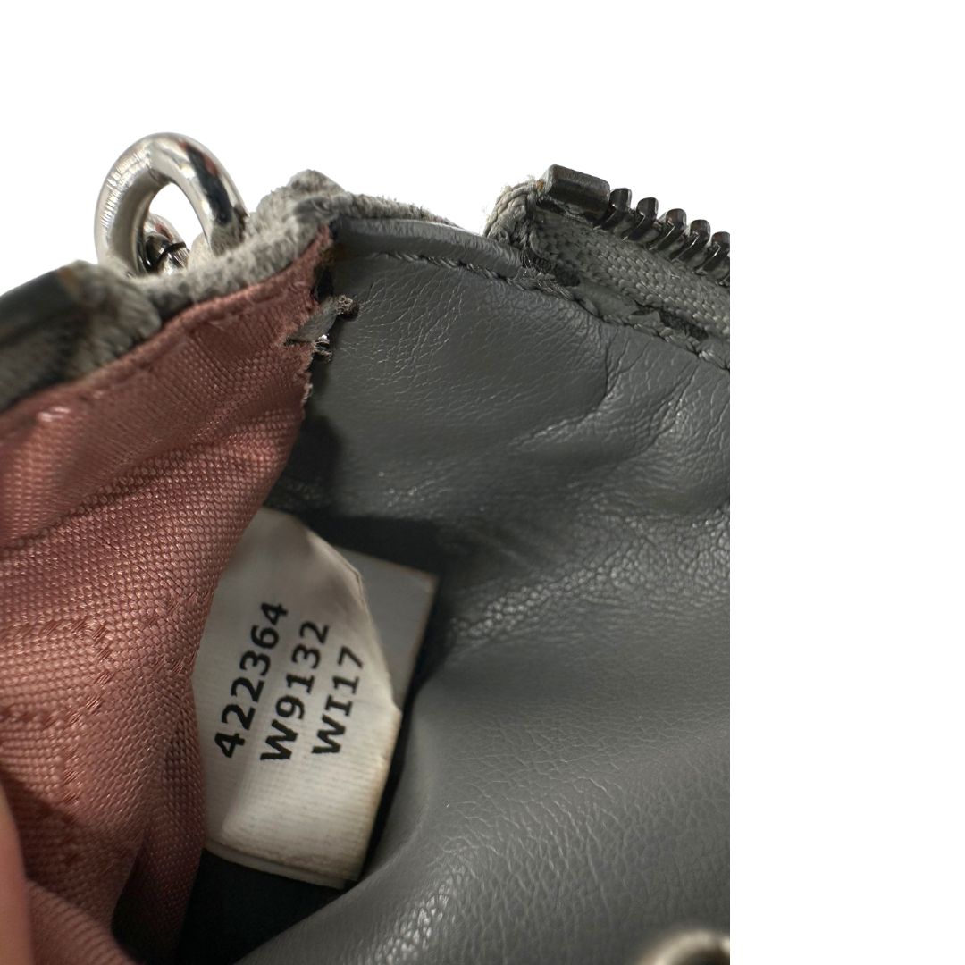 Portacarte Stella McCartney in tessuto vegano grigio con parti metalliche argentate, di lusso, orginale, ottime condizioni.