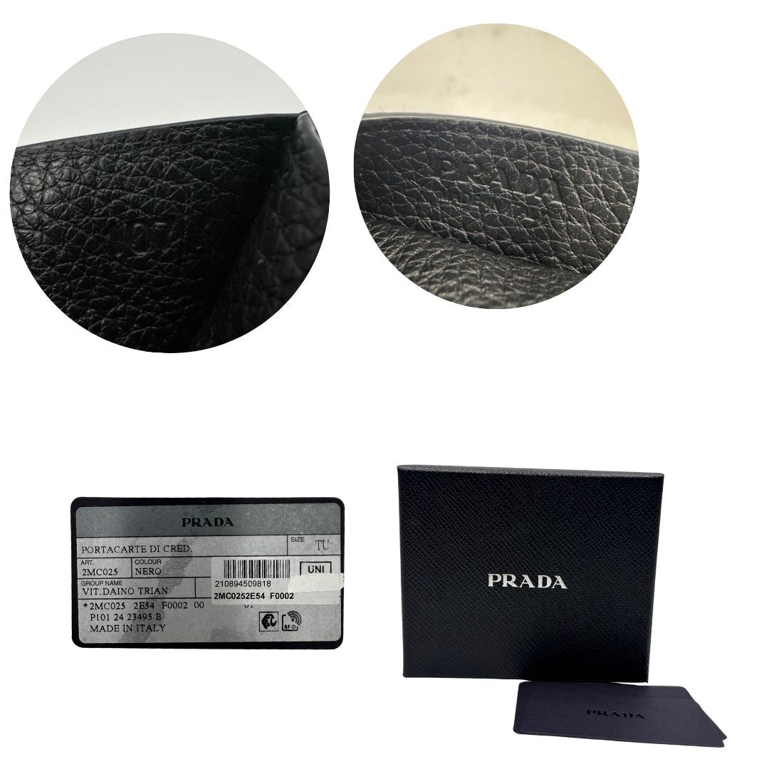 Portacarte Prada nera con parti metalliche argentate; impreziosito da iconico logo sul front. Completa di scatola, di lusso, originale, ottime condizioni, usato.